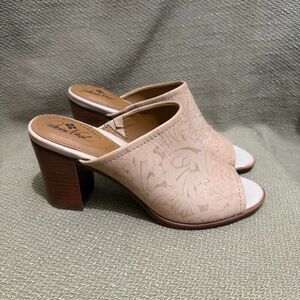 Patricia Nash Shelli Leather Patterned Beige Slip On High Heal Shoes Size 9 NWOT